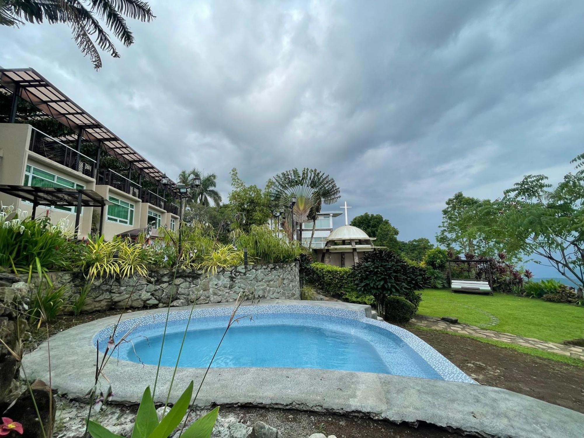 The Lakeview Suites Тагайтай Экстерьер фото