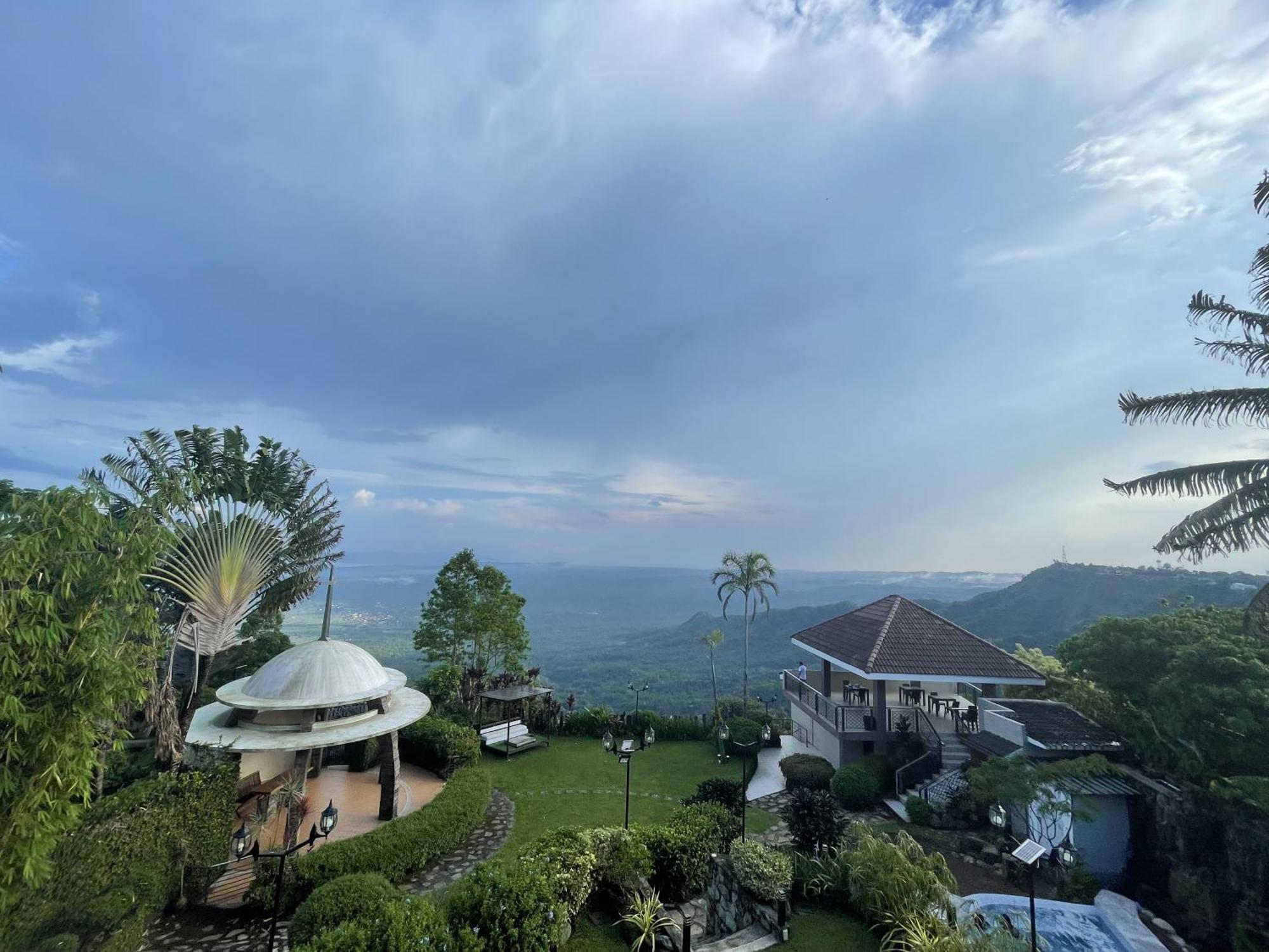 The Lakeview Suites Тагайтай Экстерьер фото