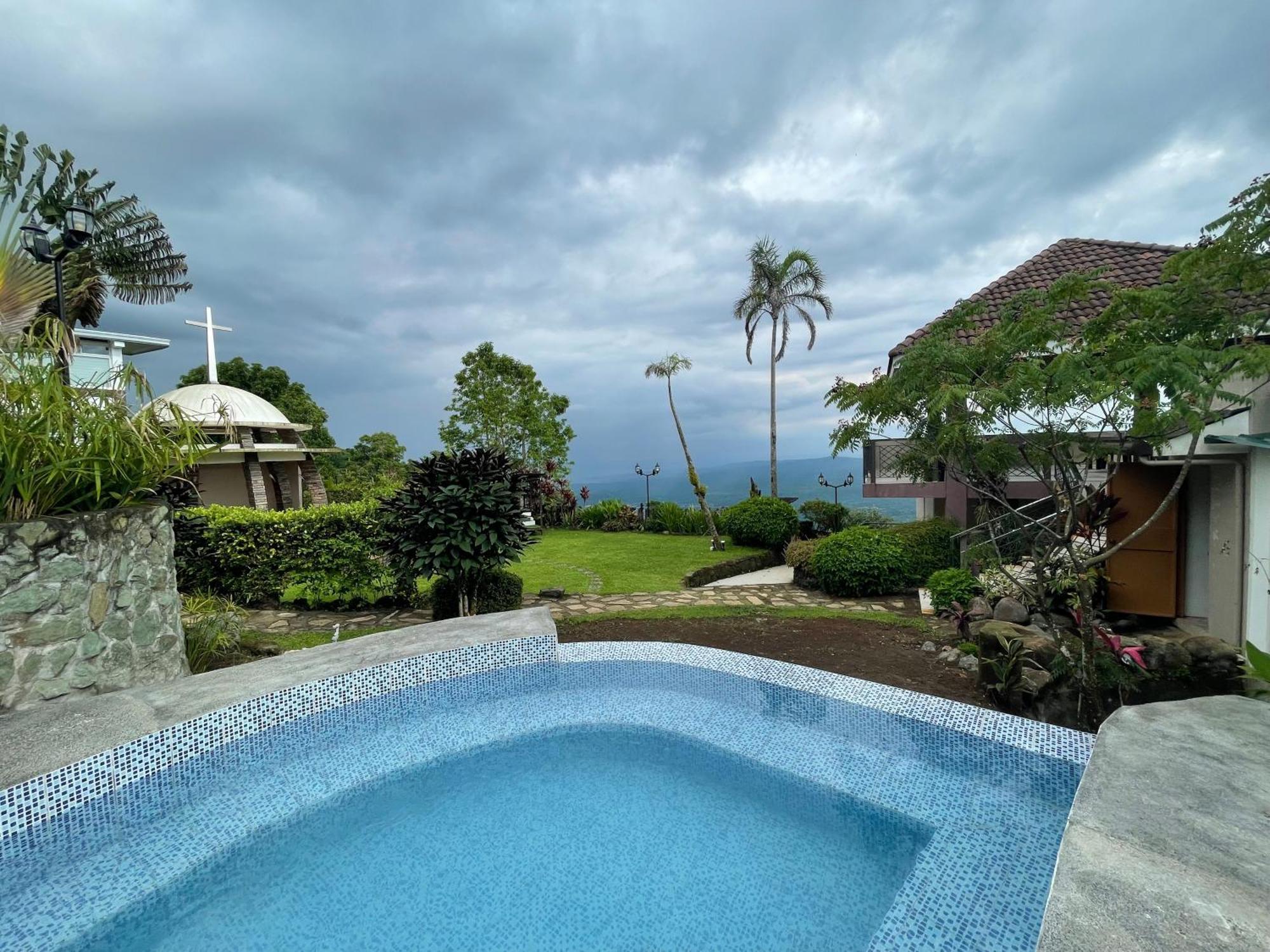 The Lakeview Suites Тагайтай Экстерьер фото