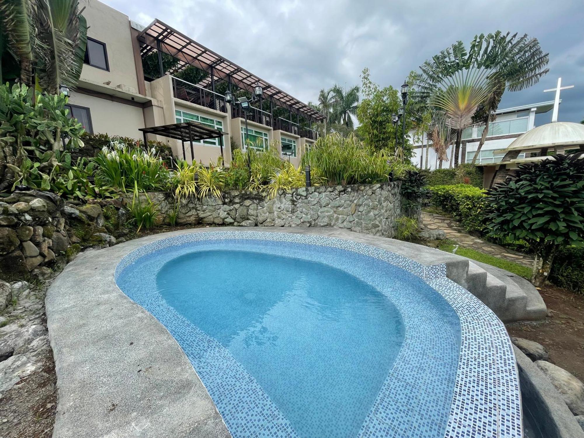 The Lakeview Suites Тагайтай Экстерьер фото